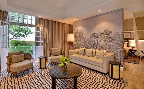 Deluxe Suite image 6