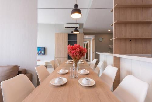 YO's Homes Rivergate Apartment Near District 1