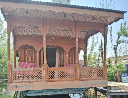 Houseboat Air Queen, Srinagar