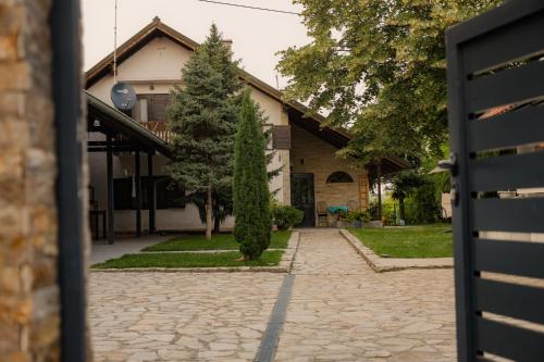 Vila Lio & Restaurant Devojacki Bunar - Chambre d'hôtes - Novi Vladimirovac