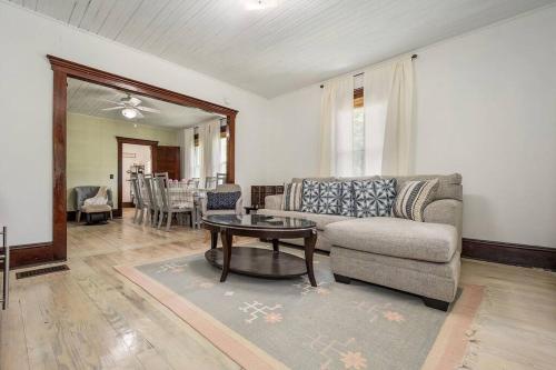 . Mountain Serene Views and Creek-side Charm - Pet friendly