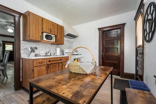 Mountain Serene Views and Creek-side Charm - Pet friendly in 西維珍尼亞州金伍德 (WV)