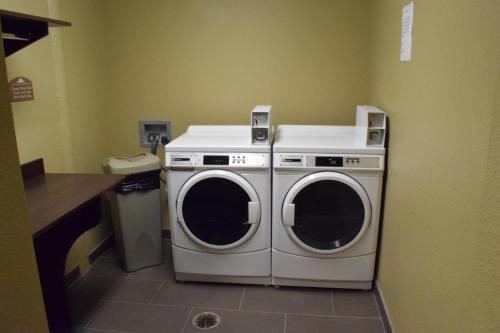 Microtel Inn and Suites Pecos - image 9