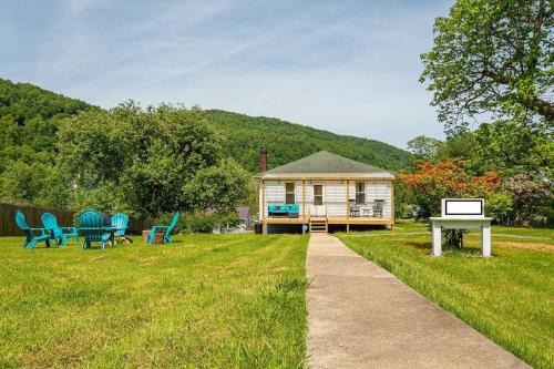 Mountain Serene Views and Creek-side Charm - Pet friendly in 西維珍尼亞州金伍德 (WV)