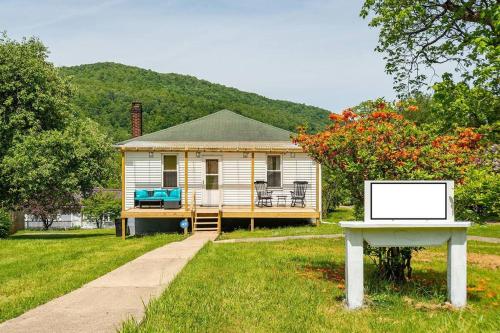 Mountain Serene Views and Creek-side Charm - Pet friendly in 西維珍尼亞州金伍德 (WV)