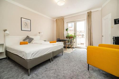Cosy studio with terrace by tram, Praga