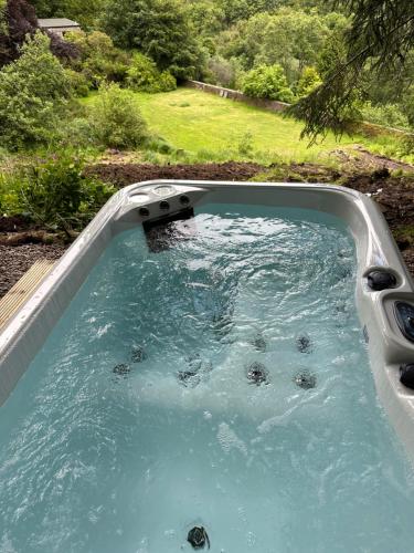 Джакузі, Unique Orchard Lodge for couples with hot tub in Стратхейвен