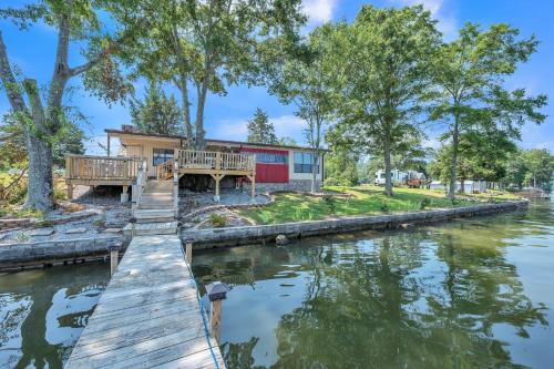 B&B Ohatchee - Lakeside Paradise- 4BR Retreat on Neely Henry Lake home - Bed and Breakfast Ohatchee