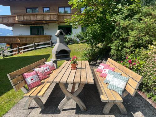 Ferienwohnung Platzhirsch Panorama View Balkon, Gartensauna, Garten, Grillplatz