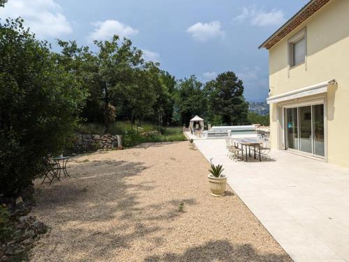 Charmante villa avec grande piscine au calme