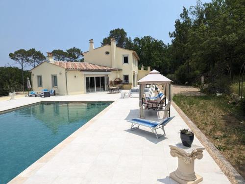 Charmante villa avec grande piscine au calme