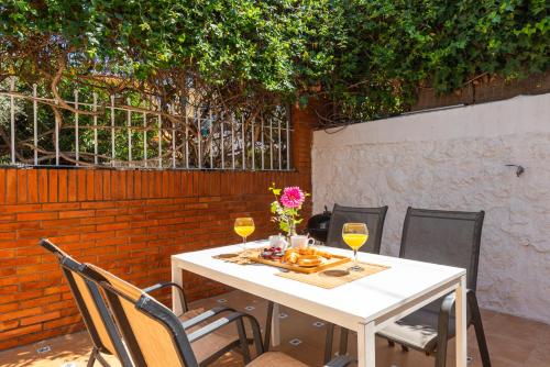 WintowinRentals Close to the beach, Private Terrace & Parking, Malaga
