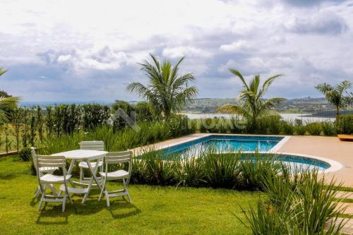 Casa em condomínio com vista para a represa