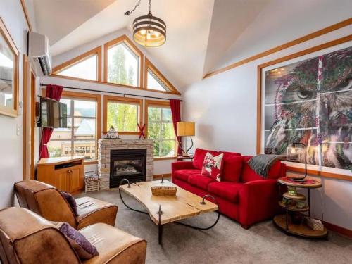 Stunning 2BR w Pool, Hot Tub Walk to everything! - Accommodation - Whistler Blackcomb