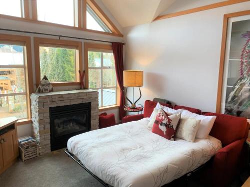 Stunning 2BR w Pool, Hot Tub Walk to everything! in Whistler, Canada