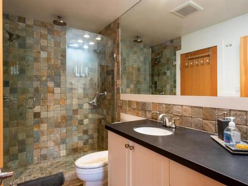 Stunning 2BR w Pool, Hot Tub Walk to everything! in Whistler, Canada