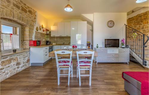 virtuve, Amazing Home In Filipana in Filipana
