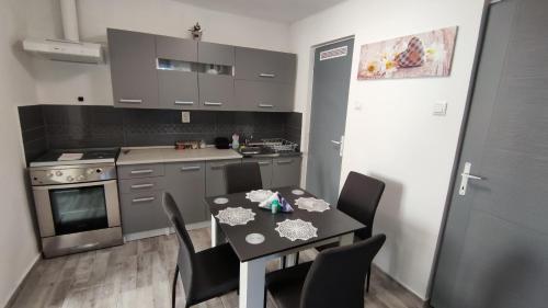 ห้องครัว, Freedom-Fehérvár apartman (Freedom-Fehervar apartman) in เฟชสเกปาร์ตี ลาโกเตเลป