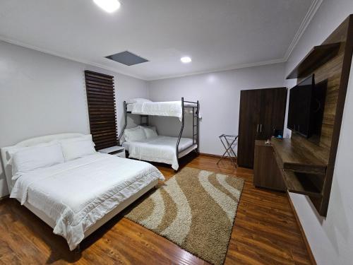2 queen beds, 1 double bed