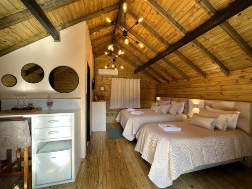 1 queen bed, 2 twin beds