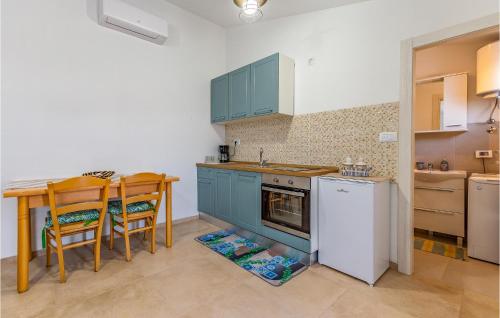 virtuve, Amazing Home In Filipana in Filipana