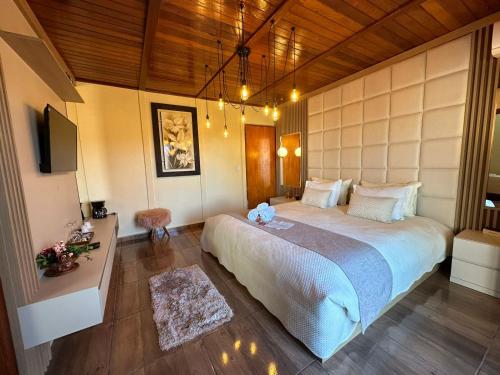 1 king bed, 2 twin beds