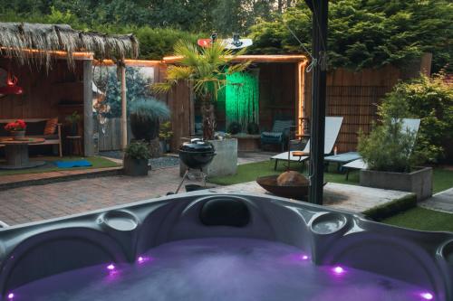 Karsto avotu baseins, Drents Genieten - Ericaheide met privé sauna en jacuzzi (Drents Genieten - Ericaheide met prive sauna en jacuzzi) in Erma