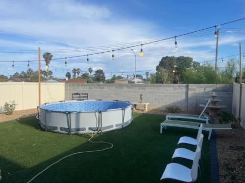 Vic's 3 bedroom 4beds & POOL centrally located! – khách sạn tại Bắc Las Vegas