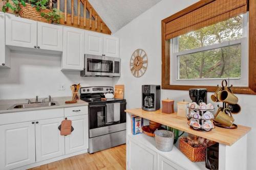 The Sage Chalet in Emerald Lakes, Poconos! in Long Pond, USA