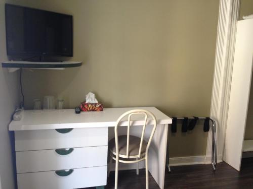 Standard Room with Double Bed and Private Bathroom image 3