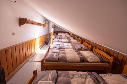 10 twin beds
