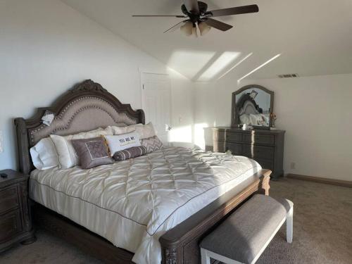 Amazing Lakefront Home with a Private Beach in Lake Elsinore, USA