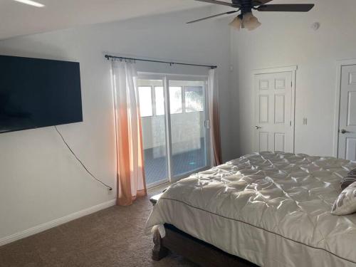 Amazing Lakefront Home with a Private Beach in Lake Elsinore, USA