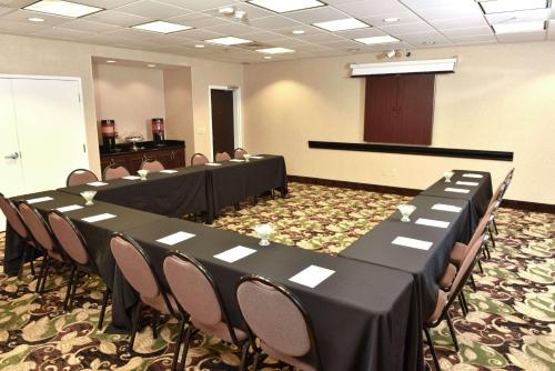 Hampton Inn & Suites Alexandria - 회의실/연회장