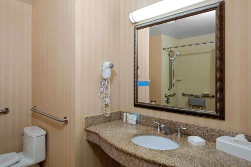 Hampton Inn Atlanta-Fairburn - image 12