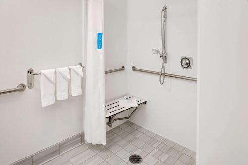 Queen Suite with Accessible Tub - Mobility and Hearing Access/Non-Smoking