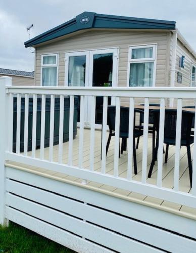 Our Kingfisher 34-4 persons with private hot tub-pet friendly-Tranquil holiday away from it all yet not far from St Austell- The Holiday Home has two bedrooms, living and dining area, equipped kitchen-Decking-outdoor furniture-Fishing lakes-Perfect