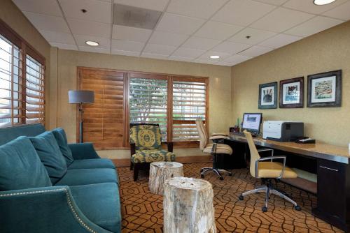 Hampton Inn & Suites-Austin Airport