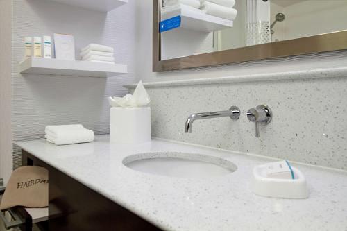 King Room with Accessible Tub - Mobility and Hearing Access/Non-Smoking image 5