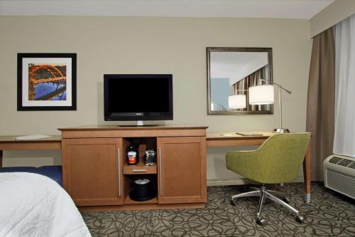 King Room with King Bed - Non-Smoking image 2