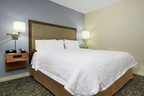 King Room with King Bed - Non-Smoking image 3