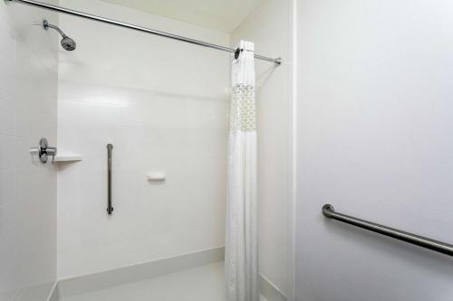 Hampton Inn Bedford - image 11