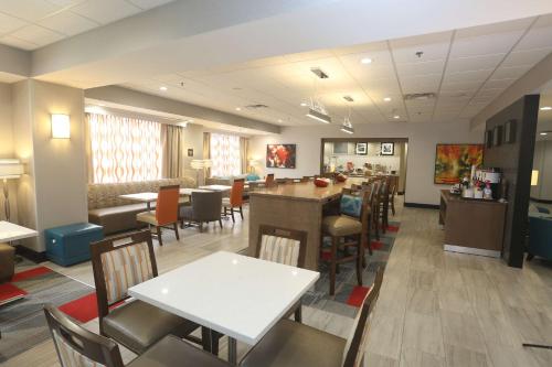 Hampton Inn Owego - image 2