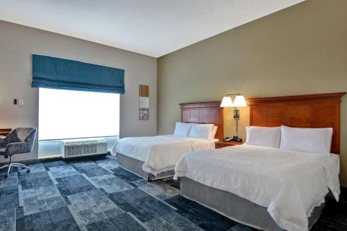 2 queen beds