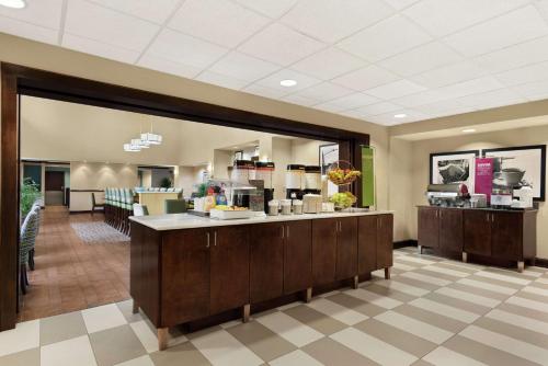 Hampton Inn & Suites Brunswick - image 12