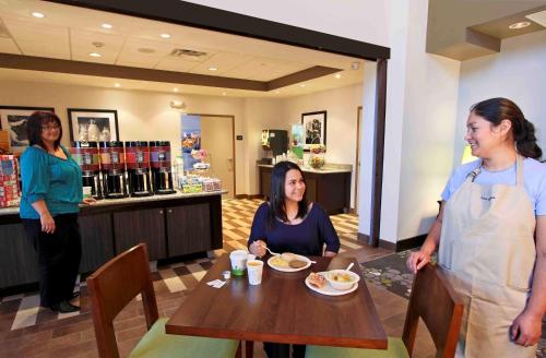 Hampton Inn & Suites Winnie - image 12