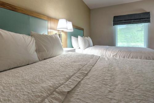2 queen beds