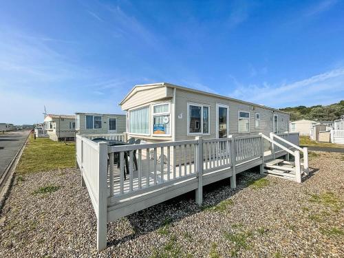 Spacious Caravan For Hire With Decking By The Beach In Suffolk Ref 40094nd