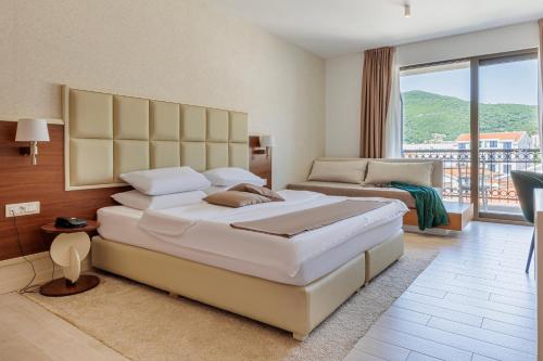 Triple Room with Balcony image 10