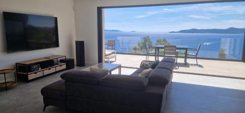 Splendide villa vue mer 180° à 500 m de la plage - Location, gîte - Le Lavandou